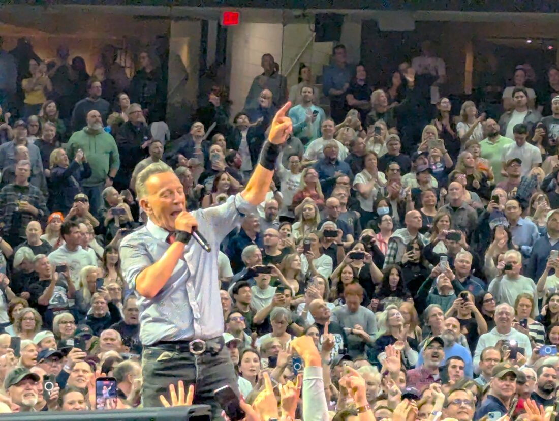 Springsteen roept het Cleveland-publiek op met het politieke lied News, Sports, Jobs
