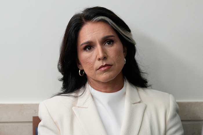 Tulsi Gabbard treedt af als directeur van de nationale inlichtingendienst, vanwege de gezondheid van haar echtgenoot